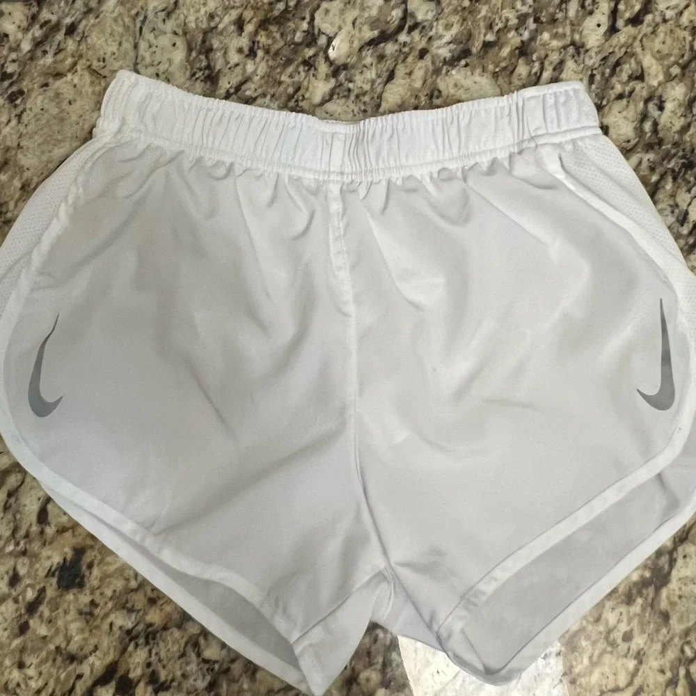 Nike Dri-Fit Shorts Women’s White Size Small - Picture 1 of 4